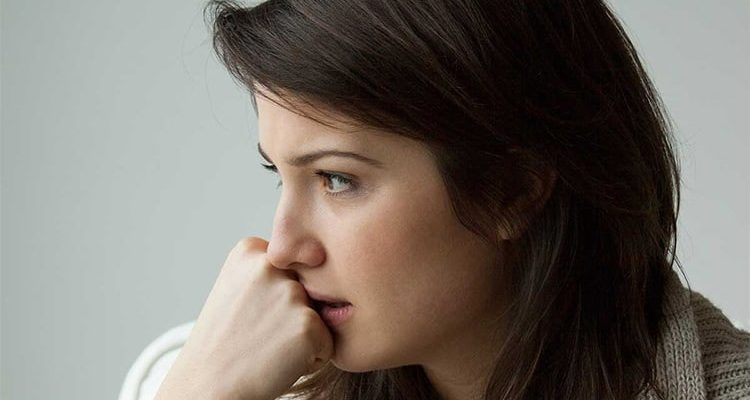 У девушки повышенная тревожность