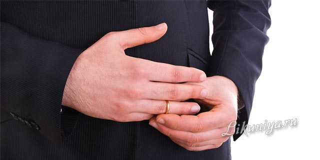 Женатый мужчина снимает обручальное кольцо