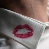 След измены мужчины в виде губной помады на рубашке