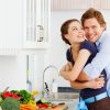 Женщина приветливо ведет себя с мужчиной