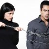 Женщина пытается удержать мужчину