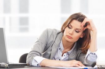 Женщина страдает от комплекса отличницы